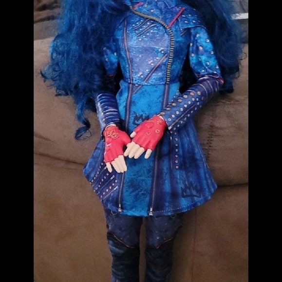 Disney Descendants Evie Doll - Picture 9 of 11